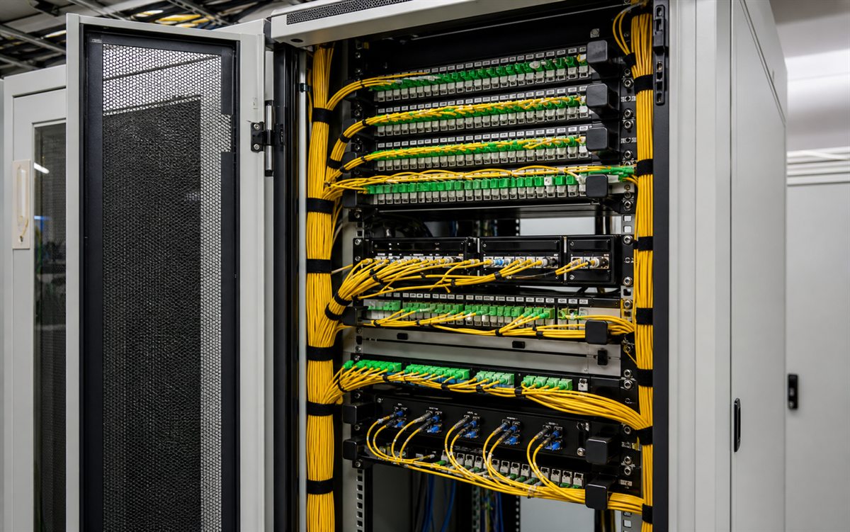 Armoire télécom organisée avec jarretières fibre